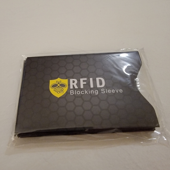 🆕️🛍RFID Blocking Card amd Sleeve Set 🆕️🛍 - Picture 6 of 9